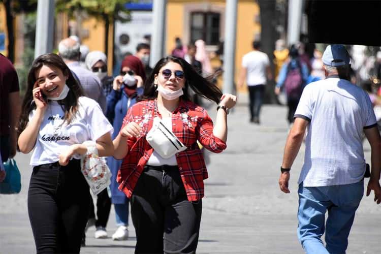 <p>Tedbirlerin sahada etkin şekilde uygulanmasını sağlamak amacıyla kurulan Salgın Denetim Merkezleri bünyesinde “Mahalle Denetim Ekipleri” oluşturulacak. Bu ekipler, mahallelerinde tespit edilen ve karantinaya alınan kişileri birebir takip edecek.</p>

<p> </p>
