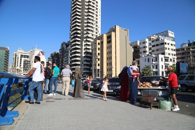 <p><strong>Şehrin merkezinde iç savaş sonrası terk edilmiş sinema</strong></p>
<p>Beyrut'un sembol alanlarından Şehitler Meydanı'nın hemen yukarısında, at nalı biçiminde sıvaları sökülmüş, inşaat demirleri dışarı taşmış, kıvrımlı yapısıyla köhne bir bina, şehrin ziyaretçilerinin dikkatini çekiyor.</p>
