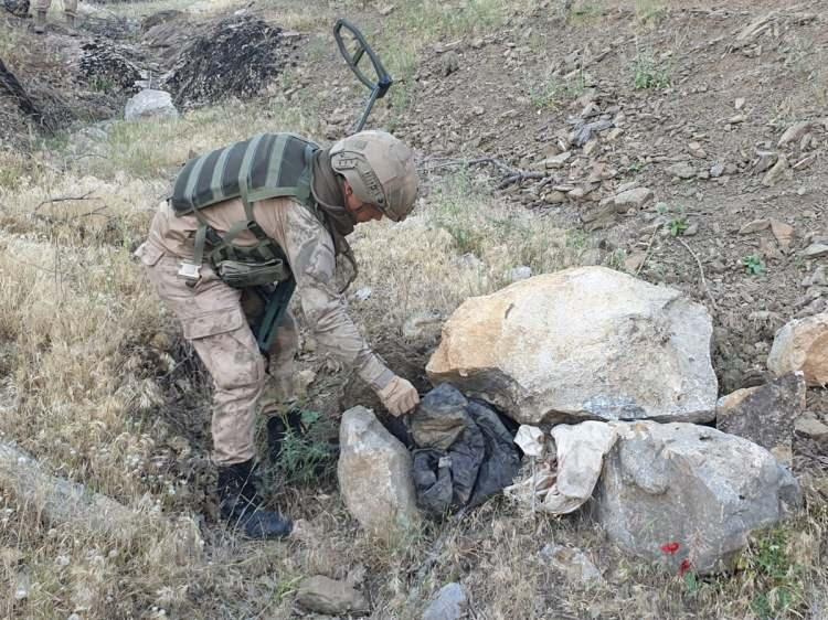 <p>Hakkari'de güvenlik güçlerince, yılbaşından bu yana terör örgütü PKK/KCK'ya yönelik operasyonlarla aralarında üst düzey sorumluların da bulunduğu 20'den fazla terörist etkisiz hale getirildi, çok miktarda silah, patlayıcı ve mühimmat ele geçirildi.</p>
<p>Ülkenin barış ve huzur ortamını bozmayı hedefleyen terör örgütü PKK/KCK'ya yönelik gerek yurt içinde gerekse yurt dışında mücadele kararlılıkla devam ediyor.</p>
<p>Bu kapsamda Hakkari'de zorlu iklim ve coğrafi şartlara rağmen gece gündüz demeden terörle mücadele görevini sürdüren güvenlik güçleri, teröristlere geçit vermiyor.</p>
<p>Bölgede son 7 ayda gerçekleştirilen başarılı operasyonlarla aralarında üst düzey sorumlularında bulunduğu 20'den fazla terörist etkisiz hale getirildi.</p>