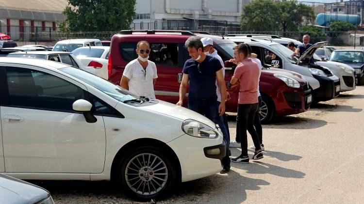 <p>Buna göre, ikinci el motorlu kara taşıtı ticareti yapan ve yetki belgesini bugüne kadar almayan işletmelerin 31 Ağustos 2020'ye kadar yetki belgesi almaları gerekiyor. Bakanlıkça aksi tespit edilmedikçe, bir takvim yılı içinde 3'ten fazla taşıt satışı ticari faaliyet kabul edilecek ve kayıt dışı ticari faaliyetler takip edilerek yaptırım uygulanacak.</p>