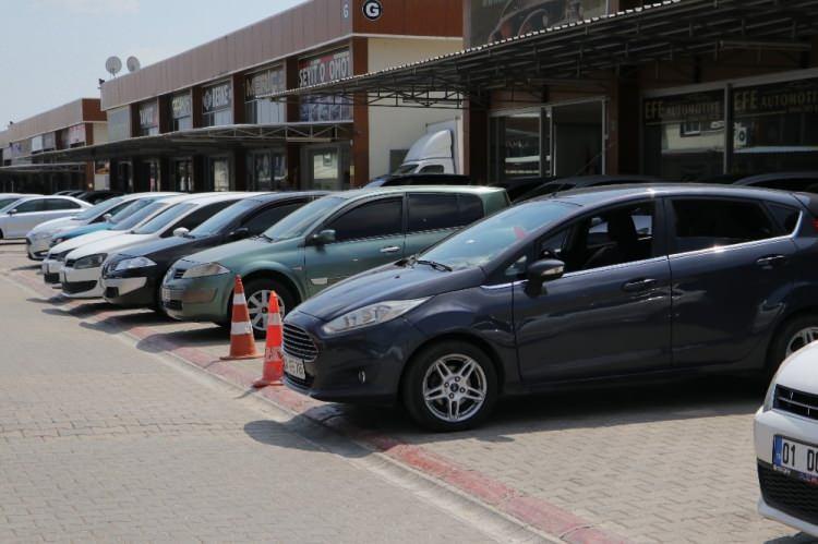 <p><strong>Bunun yanı sıra internette araçları piyasa değerinin altında göstererek, gerçekte olmayan araçların ilanını veren dolandırıcılar var. 2019 verilerine göre Türkiye’de 8 milyon 600 bin araç el değiştirdi, bunun 5 milyona yakını da ayaküstü araç alıp satanlar tarafından gerçekleşti. İnşallah, ikinci el araç ticaretini düzenlemeye yönelik çıkan yönetmelik sayesinde bu kayıt dışılığın önüne geçilecek, tüketici kazanırken devletimizin vergi kaybı azalacak. Mesleğimiz de hak ettiği itibarı kazanacak.''</strong></p>