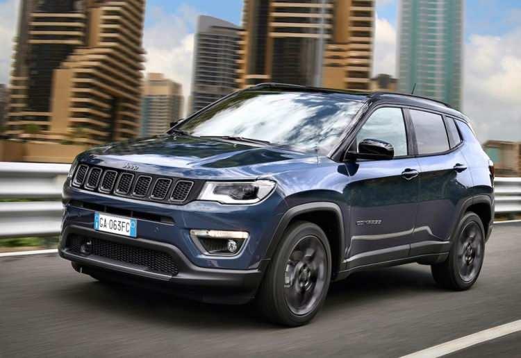 <p>JEEP COMPASS</p>
<p>Yeni Compass model ailesi içinde 150 HP gücündeki 1.3 litrelik benzinli motor ve 6 ileri çift kavramalı (DDCT) otomatik şanzımanla kombine edilmiş versiyon dikkat çekiyor. </p>
<p>Compass’ın, 120 HP’lik 1.6 litrelik dizel motor ve manuel şanzımanlı versiyonu da eşzamanlı olarak satışa sunuluyor.</p>