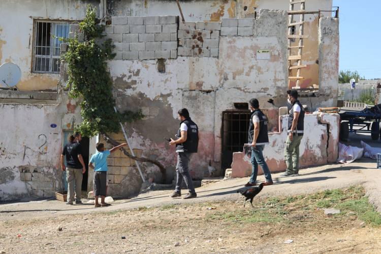 <p>20:00-23:00 saatleri arasında narkotik madde ticareti ve kullanımının yoğun olabileceği değerlendirilen riskli bölgelerdeki mahalle, sokak ve parklarda şüpheli görülen şahıslar üzerinde uygulama gerçekleştirildi. </p>

<p> </p>
