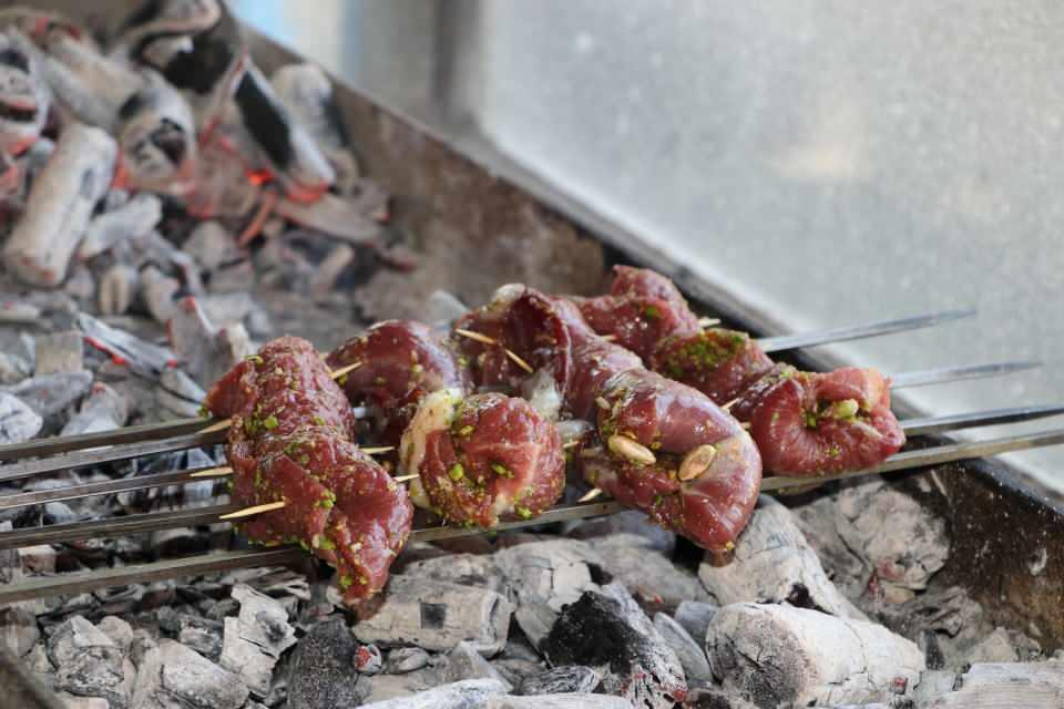<p>Fıstıklı et dürümü yemeye gelenler ise yeni keşfedilen kebabın tadına doyum olmadığını söyleyerek, yerli ve yabancı turistleri bu lezzeti tatmaya davet etti.</p>