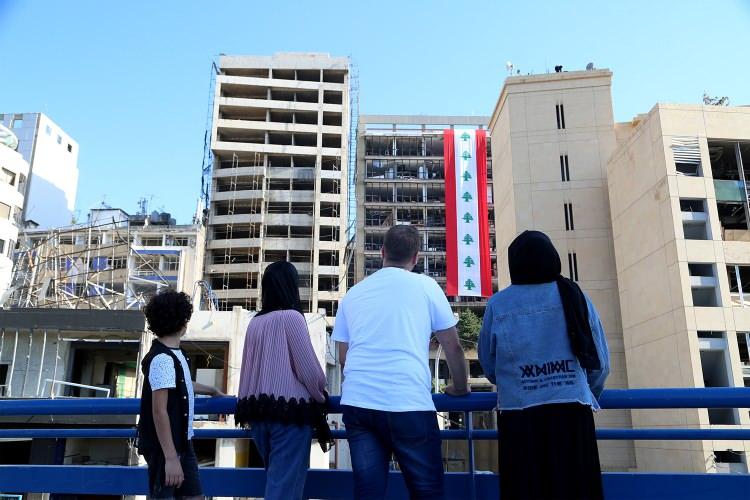 <p>Patlamanın tahrip ettiği yapılar, iç savaşın izlerini taşıyan binaların yanında Beyrut'a daha hüzünlü bir hava veriyor.</p>

<p> </p>
