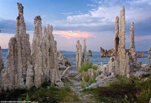 <p><strong>Tufa Tepeleri (Mono Gölü, Sierra Nevada, ABD)</strong></p>
<p>Mono Gölü bir kapalı havza, yani su girebiliyor ancak çıkamıyor. Suyun buradan çıkmasının tek yolu kaynaması.</p>