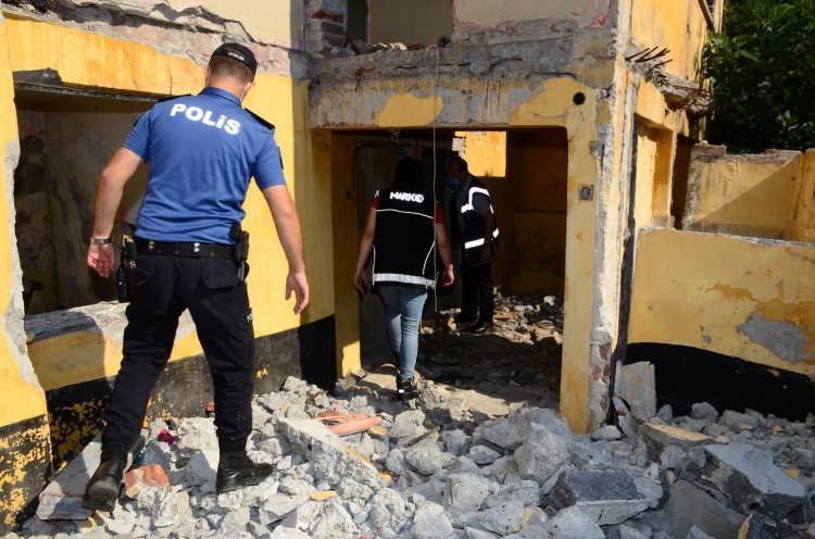 <p>Uyuşturucu ile mücadelenin en temel dayanağı olan Anayasanın 58. Maddesinde “Devlet, gençleri alkol düşkünlüğünden, uyuşturucu maddelerden, suçluluk, kumar ve benzeri kötü alışkanlıklardan ve cehaletten korumak için gerekli tedbirleri alır.” hükmü gereğince çıkarılan kanun, yönetmelik ve sair mevzuat doğrultusunda uyuşturucu ile mücadelenin yasal çerçevesi ve şekli belirlendi.</p>