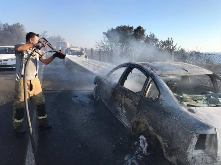 <p>İzmir'in Seferihisar ilçesinde çıkan orman yangınına 3 helikopter, 12 arazözle müdahale eden ekipler, alevleri yaklaşık 1 saatte kontrol altına aldı. Ekiplerin soğutma çalışmalarının sürdüğü yangında yaklaşık 10 hektar alanın zarar gördü.</p>
