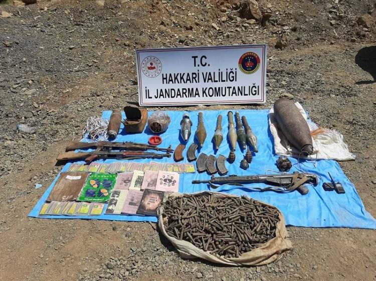 <p>Teröristlerin sığınak, barınak ve depo olarak kullandığı yerleri tespit ederek imha eden güvenlik güçleri, 7 aylık operasyonda 26 kalaşnikof piyade tüfeği, bu tüfeklere ait 41 fişek, 4 bin 935 mühimmat ve 90 şarjör ile 651 bixi fişeği, 1286 bixi mühimmatı, 38 keskin nişancı tüfeği, 4 güdümlü füze, 2 doçka uçaksavar, 1925 doçka uçaksavar mühimmatı, 36 el bombası, 1 G-3 piyade tüfeği, 1235 G-3 piyade tüfeği mühimmatı, 5 geri tepmesiz top mühimmatı, 12 havan mühimmatı, 2 M-16 piyade tüfeği, 139 M-16 piyade tüfeği mühimmatı, 5 M-16 piyade tüfeği şarjörü ele geçirdi.</p>
<p> </p>