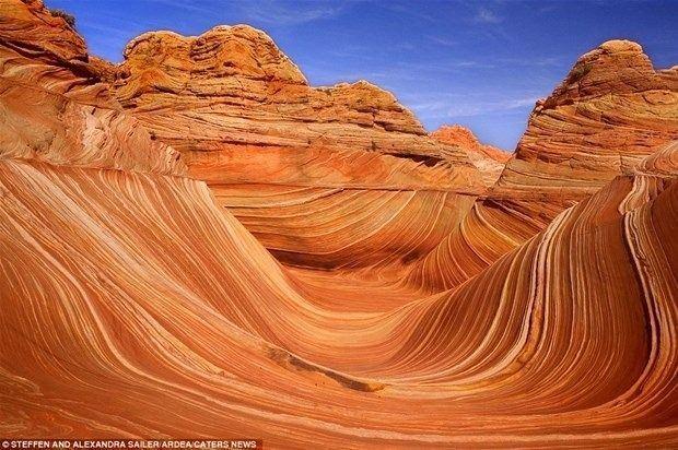 <p><strong> Dalga (Utah, ABD)</strong></p>
<p>Bazıları kurgu filmlerindeki bilinmeyen gezegenleri andıran bu bölgelerin tamamı doğal oluşumlar. Ancak kimilerinin nasıl oluştuğunu açıklama konusunda bilim insanları bile kifayetsiz kalıyor...Jurassic döneminde yani yaklaşık 190 milyon yıl önce oluşan bu bölge Navajo kumtaşıyla kaplı. Kayaçların aşınmasıyla dalgalı bir görünüm ortaya çıkmış.</p>