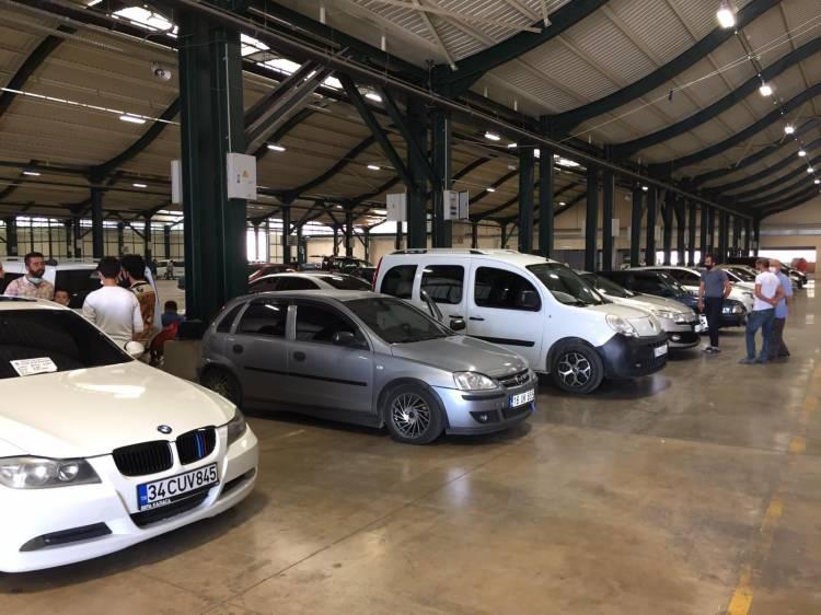 <p> Ayrıca belediyelere getirilen yükümlülükler ile ikinci el motorlu kara taşıtı ticaretine ilişkin ruhsat düzenlenen işletmeler de bakanlıkça takip edilecek ve yetki belgesi almadan faaliyette bulunan işletmeler belirlenebilecek.</p>
