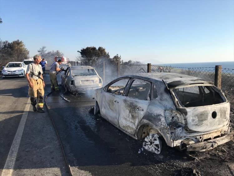 <p>Öte yandan alevler, Ekmeksiz Plajı'na gelen tatilcilerin park halinde bulunan araçlarına sıçradı. 57 araç, yangın nedeniyle kullanılmaz hale geldi.</p>
