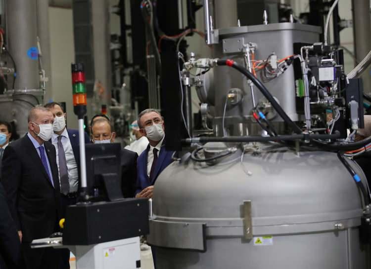 <p>Cumhurbaşkanı Erdoğan, tören öncesi beraberindeki heyet ile fabrika içinde incelemelerde bulundu. 1,4 milyar dolarlık yatırımla kurulan ve yıllık 500 megavat güneş paneli üretim kapasitesine sahip olan Kalyon Güneş Teknolojileri Fabrikası'nda, 1400 kişiye istihdam sağlanacak. </p>