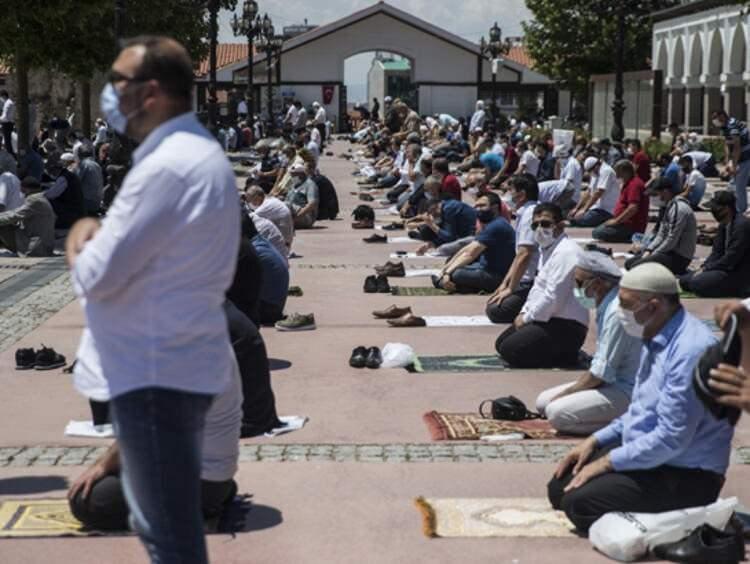 <p><strong>TEKİRDAĞ </strong><br />
<br />
Tekirdağ Valiliğinden yapılan yazılı açıklamaya göre, sokak düğünlerinin süresi 3 saat olarak belirlendi. 65 yaş ve üzerindeki vatandaşların toplu ulaşım araçlarının yoğun olduğu 16.00 - 18.00 saatlerinde kullanması, düğün, cenaze, taziye, pazar yeri, alışveriş merkezi, her türlü sosyal faaliyetlere, topluca bulunulan alanlara girmeleri kısıtlandı.</p>

<p> </p>
