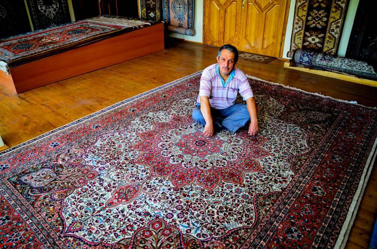 <p>Sümerbank bize hazır bir pazardı. Sümerbank’ın Türkiye içinde ve yurt dışında birçok satış yeri vardı. Sümerbank kapandı, yavaş yavaş bizim imalatlar da bitti." diye konuştu. </p>
<p> </p>