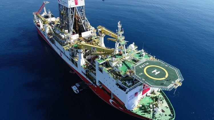 <p>Fatih, İstanbul'un fethinin 567. yıl dönümü 29 Mayıs'ta Karadeniz'deki ilk milli sondajı gerçekleştirmek üzere Haydarpaşa Limanı'ndan uğurlandı. Fatih sondaj gemisinin kuleleri İstanbul Boğazı'ndan geçebilmesi için söküldü. Gemi, kuleleri yeniden monte edilmek üzere 6 Haziran'da Trabzon Limanı'na demir attı.</p>