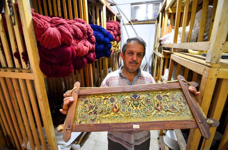 <p>Mesleğini halen çok sevdiğini aktaran Karadoğan, bu meslek tamamen ölse bile, Ladik halısının ismini yaşatmaya, dünyaya duyurmaya devam edeceğini vurguladı.</p>
<p> </p>