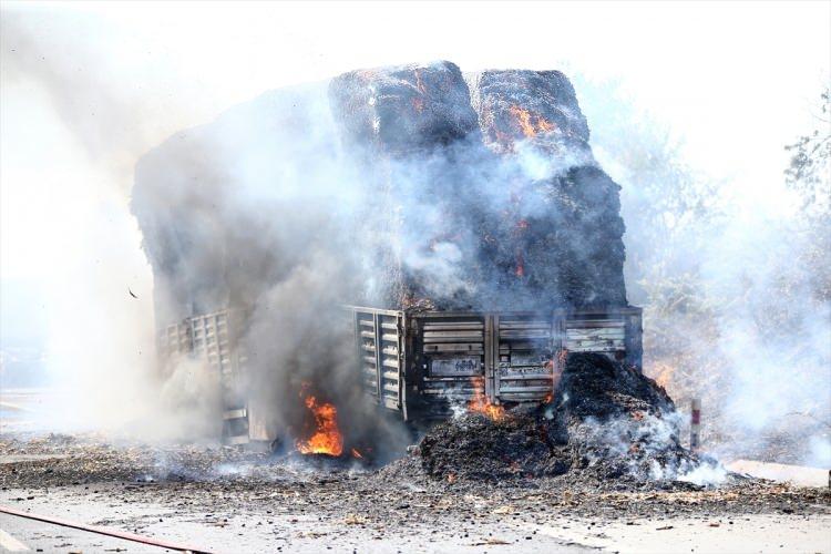 Anız yangınından sıçrayan kıvılcımlar saman yüklü TIR'ı yaktı
