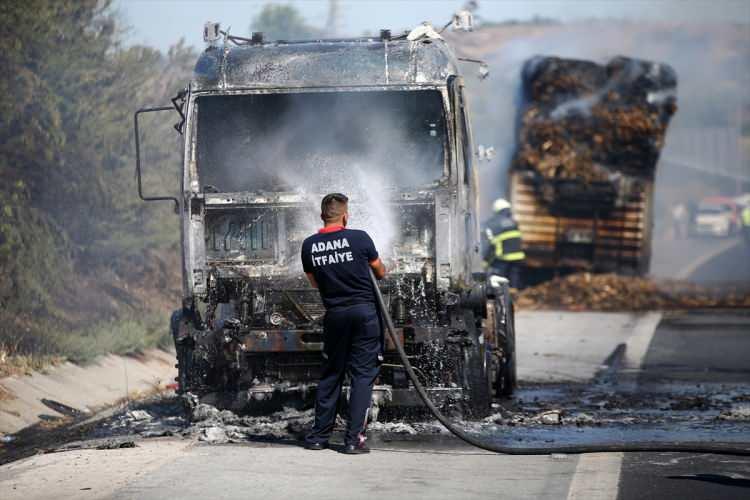 Anız yangınından sıçrayan kıvılcımlar saman yüklü TIR'ı yaktı