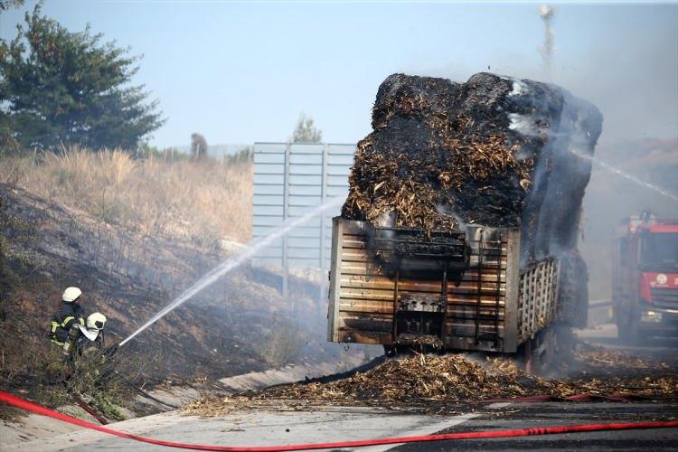 Anız yangınından sıçrayan kıvılcımlar saman yüklü TIR'ı yaktı