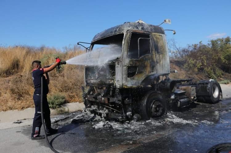 Anız yangınından sıçrayan kıvılcımlar saman yüklü TIR'ı yaktı