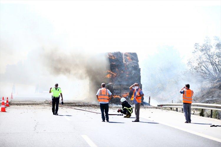 Anız yangınından sıçrayan kıvılcımlar saman yüklü TIR'ı yaktı