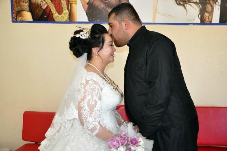 <p>Moğolistan'ın başkenti Ulanbator'da yaşayan Selenge Nergvi, İstanbul'da tanıştığı Yüksekovalı Sinan Arslan ile evlendi. Fatma adını da alan Nergvi'nin bu hareketi, aşk sınır tanımaz dedirtiyor. İşte Moğolistan'dan Türkiye'ye uzanan aşkın öyküsü...</p>
