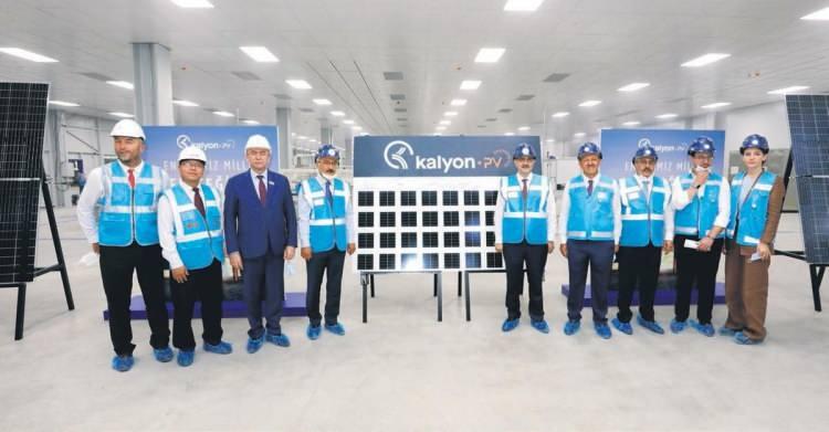 <p>Kalyon Enerji'nin Ankara'da kurduğu ilk yerli entegre güneş paneli fabrikası Çarşamba günü Başkan Erdoğan'ın katılımıyla açılıyor. </p>
