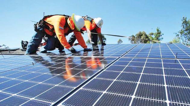 <p>Türkiye bağımsız enerji politikası çerçevesinde dev bir enerji yatırımının daha hayata geçmesine hazırlanıyor. Kalyon Enerji'nin kurduğu ilk yerli entegre güneş paneli fabrikası 19 Ağustos'ta Başkan Recep Tayyip Erdoğan tarafından açılacak.</p>
