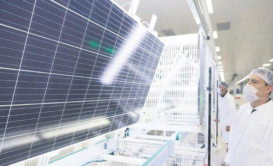 <p>Haluk Kalyoncu, fabrikayı bir eğitim, üretim ve teknoloji üssü olarak nitelendiriyor. AR-GE'ye çok ciddi yatırımın yapıldığı projede birçok üniversite ile de işbirliği yapılıyor.</p>
