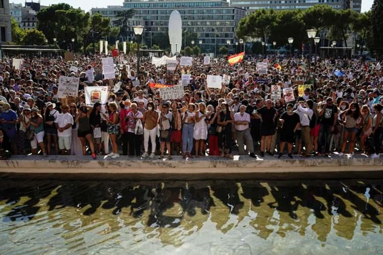 <p>Avrupa koronavirüs pandemisinde ilk dalgada büyük kayıplar vermişken alınan tedbirlere uymayan milyonlarca insan ikinci dalgada ibretlik manzaralar çıkarmaya devam ediyor.</p>
