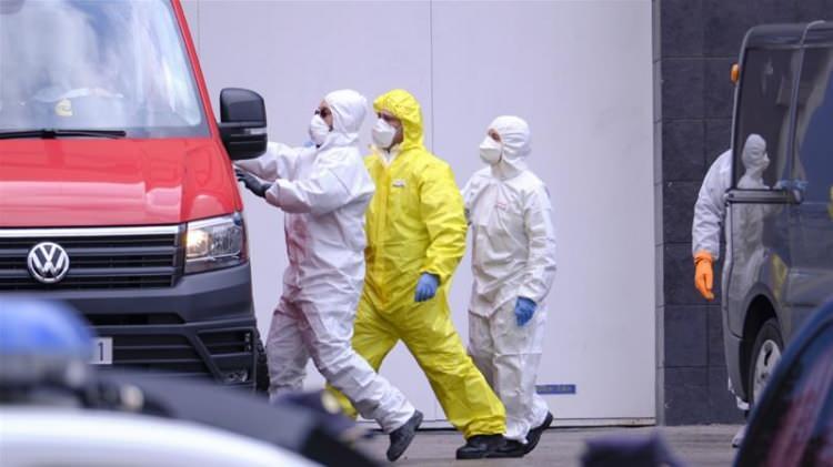<p>Bakanlık, artan vaka sayısından dolayı 14 Ağustos'ta aldığı kararla, ülkedeki disko ve barların kapatılması, sosyal mesafenin garanti edilemediği açık alanlarda sigara içilmesinin yasaklanmasını da içeren 11 ek önlem açıklamıştı.</p>