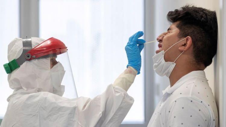 <p>Madrid Özerk Yönetimi, salgının yoğun olduğu mahallelerde 15-49 yaş grubundakilere her gün 1000 PCR testi yapılarak önlemlerin artırılacağını duyurdu.</p>
<p> </p>