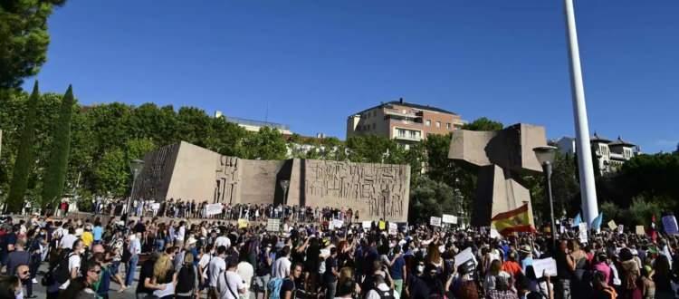 <p><strong>İSPANYA'DAN SKANDAL GÖRÜNTÜLER </strong><br />
İspanya'nın başkenti Madrid'de maske kullanma zorunluluğu başta olmak üzere yeni tip koronavirüs (Kovid-19) önlemlerini protesto etmek için gösteri düzenlendi.</p>