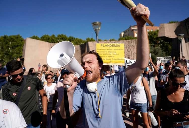 <p>Madrid'in merkezindeki Colon Meydanı'nda toplanan kalabalık, merkezi hükümet ve yerel yönetimlerin Kovid-19'a karşı aldığı önlemleri protesto etti.</p>
