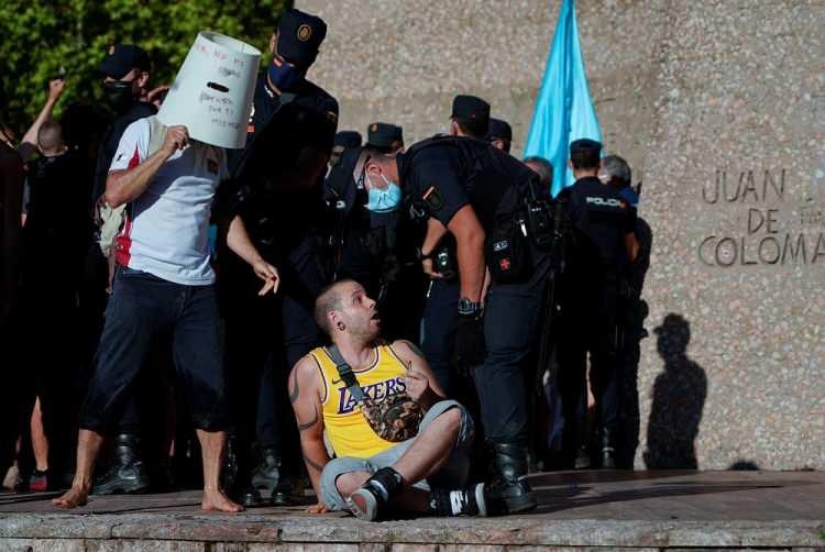 <p>Kovid-19 salgınının "siyasetçiler ve basın tarafından ortaya atıldığını ve uydurma" olduğunu savunan göstericiler, "Suçlu değiliz, nefes almak istiyoruz", "Özgürlük", "Testler sahte, pozitifler sahte", "Televizyonlar manipüle ediyor" yazılı dövizler taşıdı.</p>
