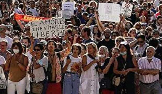 <p>İşte Avrupa'nın göbeğinde yeni tip koronavirüs salgınının "uydurma" olduğunu öne süren grubun akılalmaz protestoları ve yaşanan son gelişmeler.</p>
