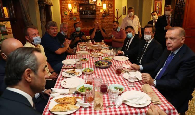 <p>Cumhurbaşkanı Recep Tayyip Erdoğan, Üsküdar’da bir restoranda yemek yedi. </p>

