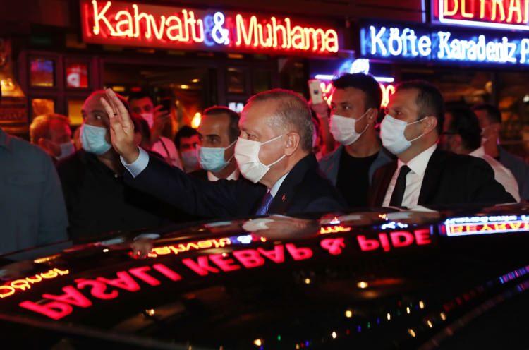 <p>Erdoğan, restorandan ayrılırken kendisine sevgi gösterisinde bulunan vatandaşları selamladı.</p>