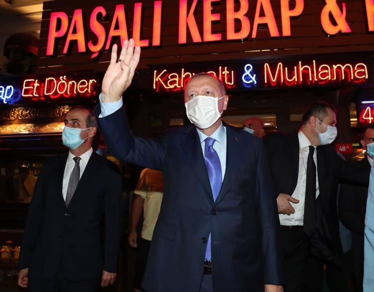 <p>Cumhurbaşkanı Erdoğan'a İletişim Başkanı Fahrettin Altun da eşlik etti.</p>