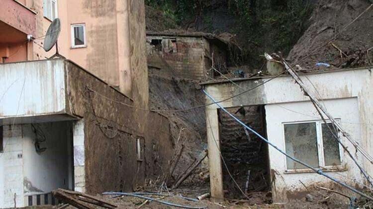 <p>Binanın 3'üncü katına kadar içeri giren heyelan bir tesis ile ahırı da kullanılamaz hale getirdi.</p>
<ul>
</ul>