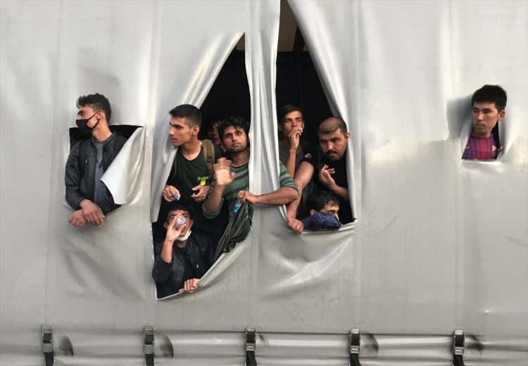 <p>Samsun'un Tekkeköy ilçesinde bir TIR'ın dorsesinde 115 düzensiz göçmen yakalandı. </p>
