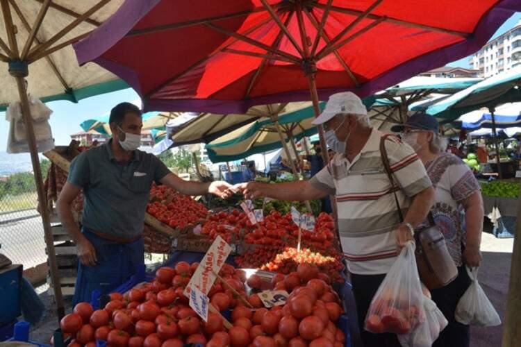 <p>Konya'nın Kulu ilçesinde tedbirler kapsamında, nişan ve sünnet düğünleri 3 saatle sınırlandırılırken, Kayseri'nin Yahyalı ilçesinde de Kaymakamlık tarafından evlerin önünde ve sokaklarda yapılacak düğün, nişan ve kına törenleri iptal edildi.</p>
<p> </p>