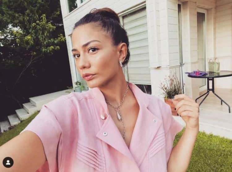 <p>Tv 8 ekranlarında Doğduğun Ev Kaderindir dizisinde başrolde olan Demet Özdemir, 10 milyon takipçiye sahip hesabından sıklıkla evinden paylaşım yapıyordu. Genç oyuncunun merak edilen evi hakkındaki gerçekler şaşırttı. Yalnız yaşadığı evin iki katlı bir villa olduğu öğrenildi. Villanın Beykoz'da olduğu içinde bahçesi ve havuzu var. </p>