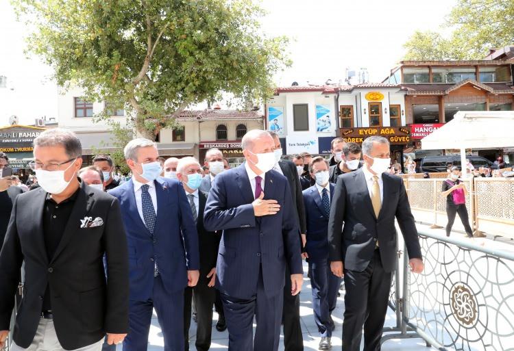 <p>Türkiye Cumhurbaşkanı Recep Tayyip Erdoğan, cuma namazını Eyüp Sultan Camisi'nde kıldı. </p>

<p> </p>
