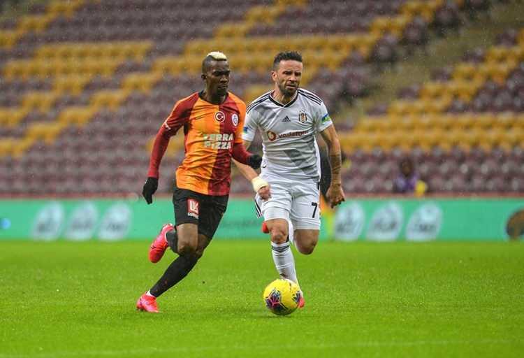 <p>Galatasaray üst üste iki kez kiraladığı Henry Onyekuru'yu yeniden kadrosuna katmak istiyor. Oyuncuyla yapılan ilk görüşmeden olumlu yanıt alan yönetim, futbolcu satışı yaptıktan sonra Monaco'nun kapısını çalacak. (FANATİK)</p>
