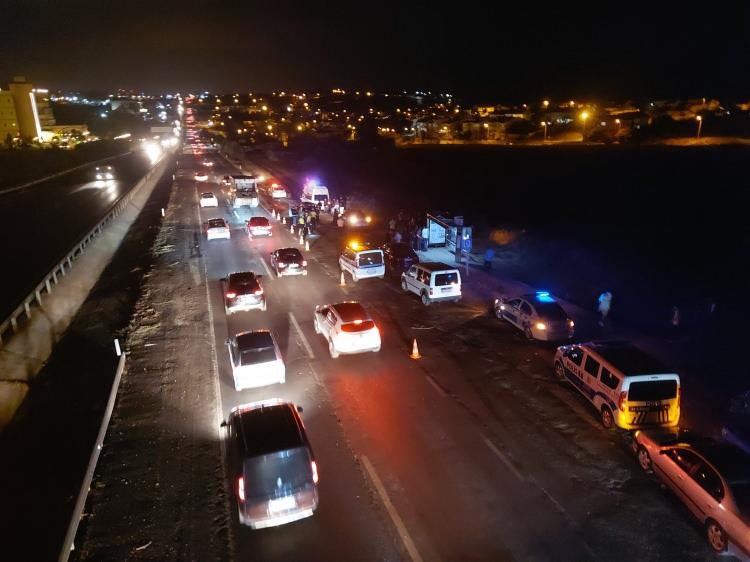 <p>Çarpmanın etkisiyle yola savrulan gence arkadan gelen 2 araç daha çarptı.</p>