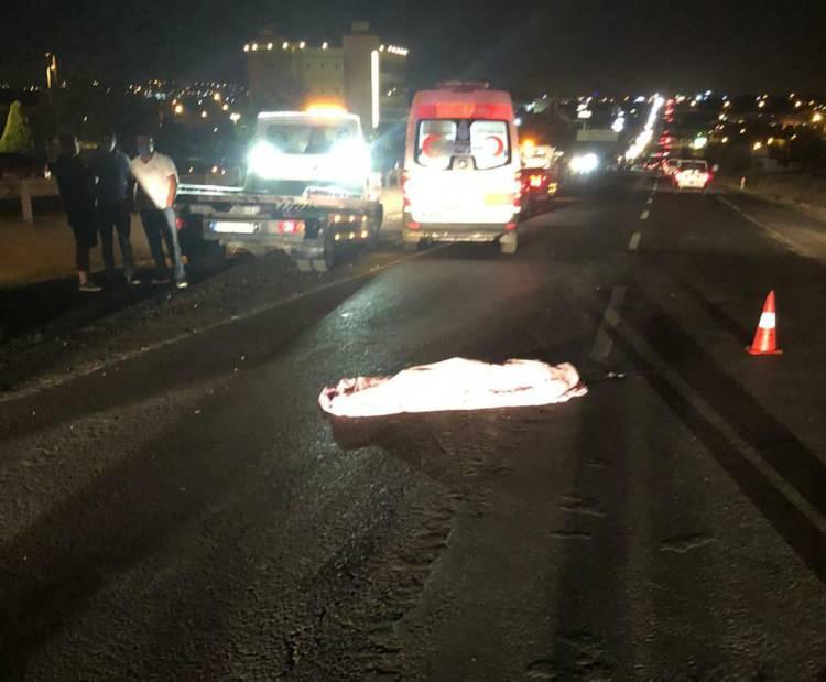 <p>Araçlardan biri olay yerinden kaçarken diğer iki araç sürücüsü durumu sağlık görevlileri ve Polise bildirdi.</p>