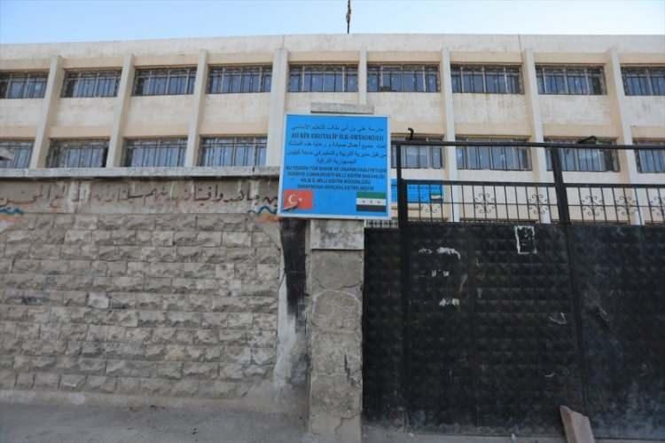 <p>T&uuml;rkiye'nin Suriye'de ter&ouml;r &ouml;rg&uuml;tlerine y&ouml;nelik ilk sınır &ouml;tesi operasyonu olma &ouml;zelliğini taşıyan Fırat Kalkanı Harekatı, hem ter&ouml;r &ouml;rg&uuml;t&uuml; DEAŞ'ın b&ouml;lgedeki faaliyetlerine son verdi hem de b&ouml;lgenin kalkınmasına ve gelişmesine yardımcı oldu.</p>
