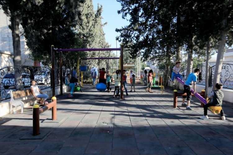 <p>Ter&ouml;ristlerden arındırılan b&ouml;lgelerde hayatın normalleştirilmesi, insani ve teknik yardım kapsamında ihtiya&ccedil; duyulan sağlık hizmetlerinin sunulması ve Suriye'den T&uuml;rkiye'ye hasta sevkini asgariye indirgemek amacıyla T&uuml;rkiye Sağlık Bakanlığı adına faaliyetler y&uuml;r&uuml;t&uuml;l&uuml;yor.</p>
